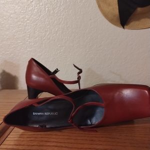 Vintage Banana Republic Mary Jane strap pumps with 2inch heel square toe.  2000